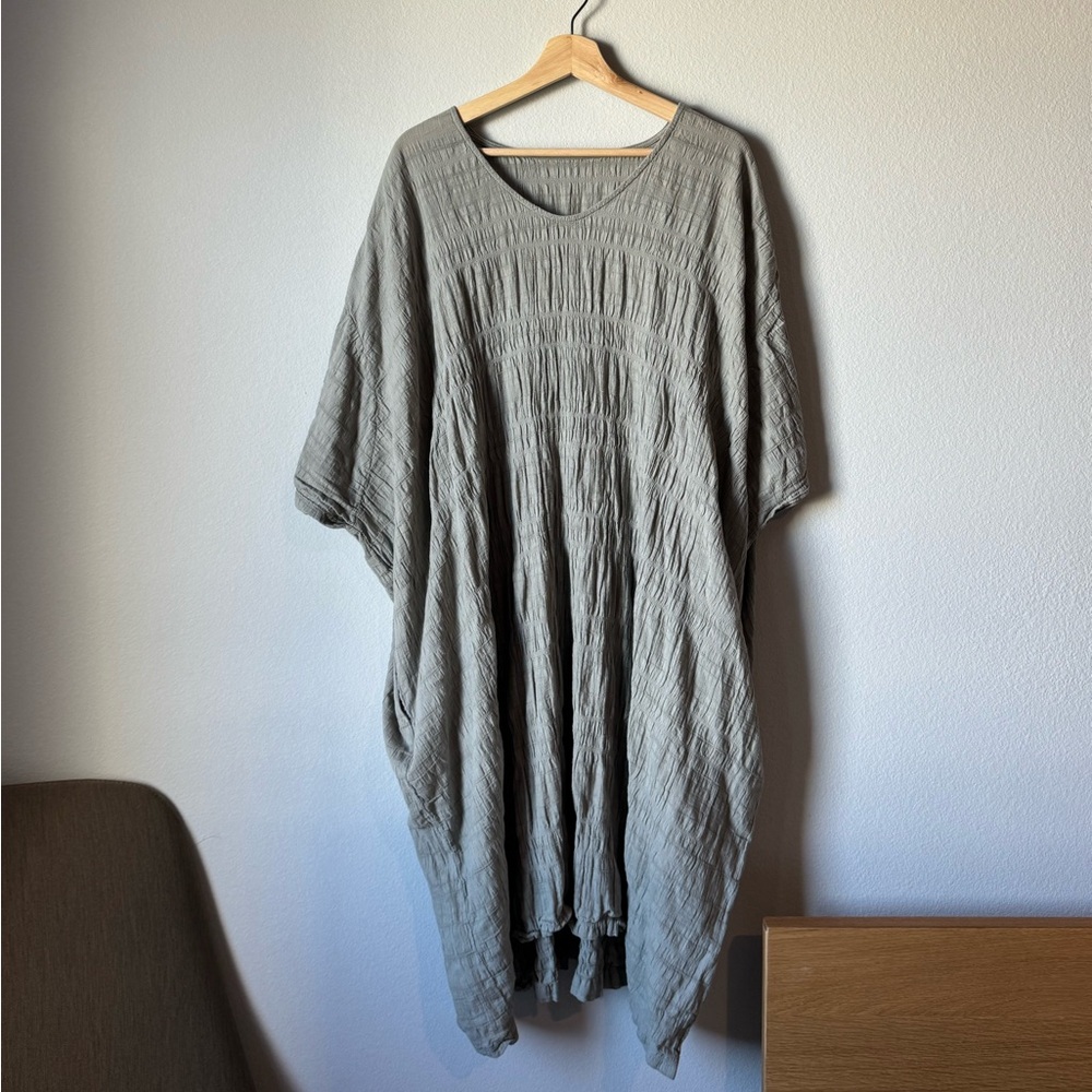 Black crane crinkly gauze dress with pockets